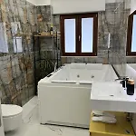 לינה וארוחת בוקר Luxury House