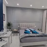לינה וארוחת בוקר Luxury House בארי