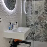 לינה וארוחת בוקר Luxury House בארי