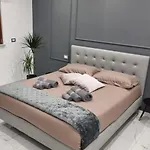 לינה וארוחת בוקר Luxury House בארי
