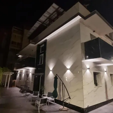 Luxury House לינה וארוחת בוקר 3*