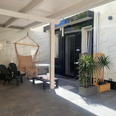 לינה וארוחת בוקר Luxury House בארי